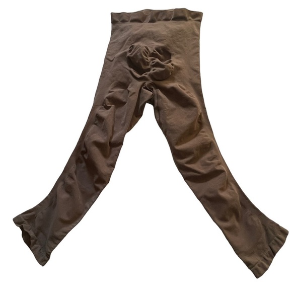 SKIMS Maternity Shapewear Leggings - Picture 3 of 4